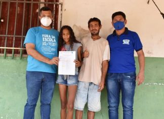 Prefeito de Miguel Alves faz entrega de convocatória para que estudante possa participar dos Jogos Escolares Brasileiros 2021